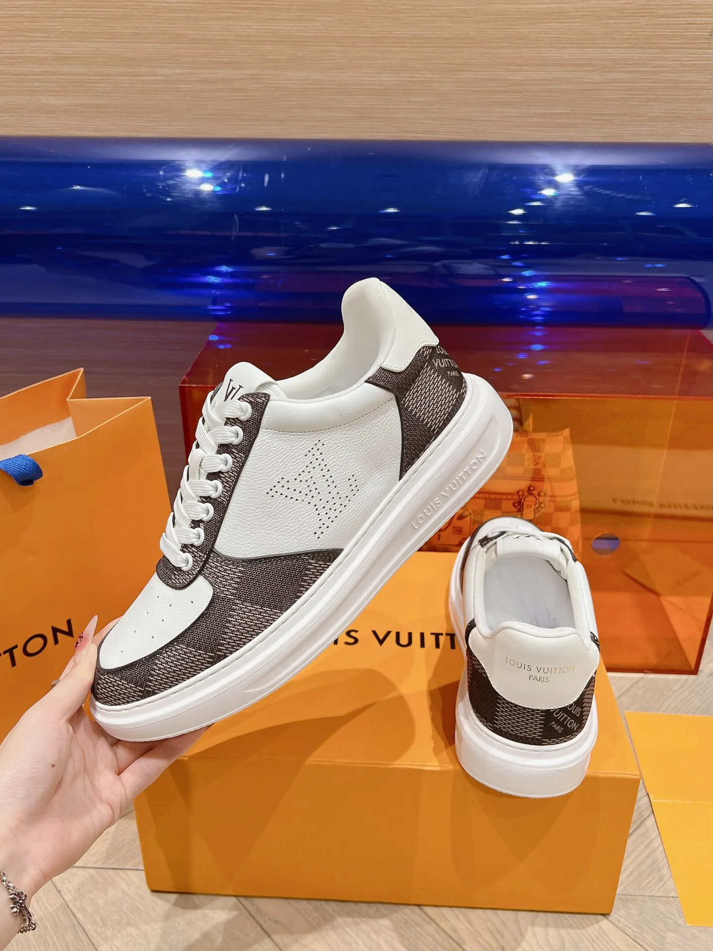 👟👟Ex-factory price 680👟👟 New LV white shoes for men, checkerboard series, plaid color matching, pure cowhide, 3D printed breathable holes, men's casual business travel shoes👟full of comfort, size: 37-45